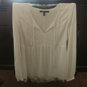 White tunic w detailing and lace